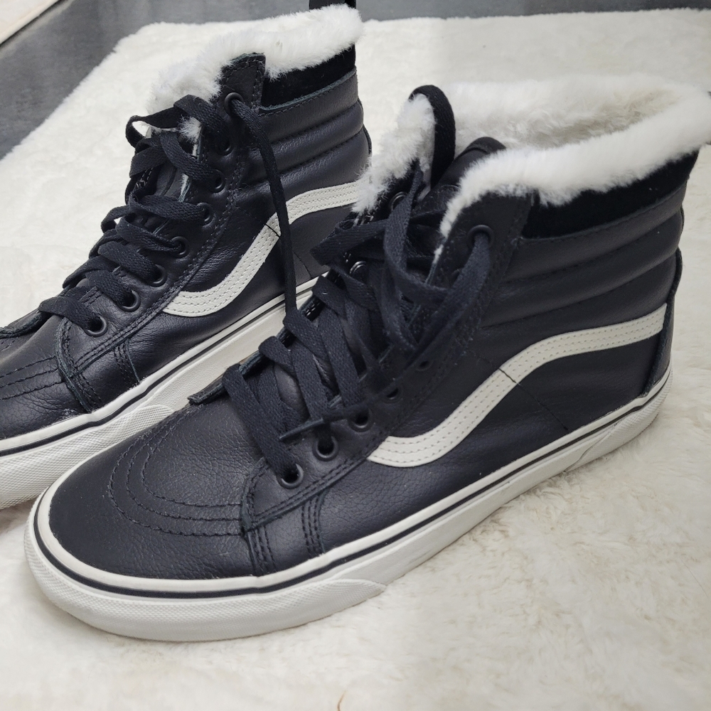 Like New Sherpa Furr Sk8 Hi Van's high top leather black white MINT